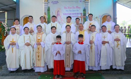 GP.Hưng Hóa - Giáo xứ Vân Du hân hoan chào đón cha quyền quản xứ Phanxicô Xaviê Nguyễn Văn Thái và cha phó Gioan Vũ Ân
