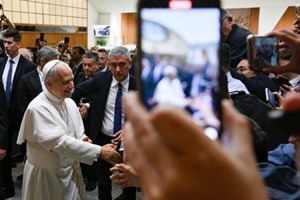 Đức Thánh Cha Lêô XIV duy trì tài khoản Giáo hoàng trên X và Instagram