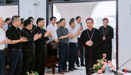 GP.Hưng Hóa - Đại Diện Giáo Dân Trong Giáo phận  Chúc Mừng Đức Cha Phụ Tá Tân Cử Phaolô Nguyễn Quang Đĩnh