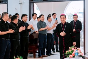 GP.Hưng Hóa - Đại Diện Giáo Dân Trong Giáo phận  Chúc Mừng Đức Cha Phụ Tá Tân Cử Phaolô Nguyễn Quang Đĩnh