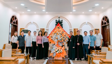 GP.Hưng Hóa - Đại Diện Chính Quyền Các Tỉnh, Thành Phố Chúc Mừng Đức Giám Mục Phụ Tá Tân Cử Phaolô Nguyễn Quang Đĩnh