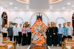 GP.Hưng Hóa - Đại Diện Chính Quyền Các Tỉnh, Thành Phố Chúc Mừng Đức Giám Mục Phụ Tá Tân Cử Phaolô Nguyễn Quang Đĩnh