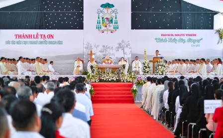GP.Hưng Hóa - Đức cha Phaolô Nguyễn Quang Đĩnh dâng Thánh lễ tạ ơn hồng ân Giám mục tại quê hương Giáo xứ Phù Lao
