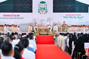 GP.Hưng Hóa - Đức cha Phaolô Nguyễn Quang Đĩnh dâng Thánh lễ tạ ơn hồng ân Giám mục tại quê hương Giáo xứ Phù Lao