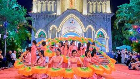 GP.Hưng Hóa - Giáo họ Ngô Tề - Giáo xứ Vĩnh Lộc: Rước kiệu và dâng hoa tôn vinh Đức Mẹ