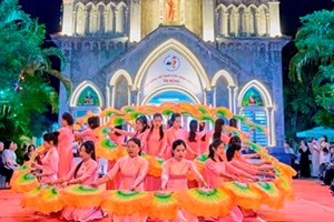 GP.Hưng Hóa - Giáo họ Ngô Tề - Giáo xứ Vĩnh Lộc: Rước kiệu và dâng hoa tôn vinh Đức Mẹ