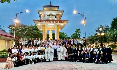 GP.Hưng Hóa - Đại diện các sắc tộc hành hương Năm Thánh tại nhà thờ giáo xứ Hà Thạch