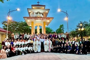 GP.Hưng Hóa - Đại diện các sắc tộc hành hương Năm Thánh tại nhà thờ giáo xứ Hà Thạch