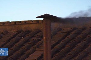 Lần bỏ phiếu đầu tiên: khói đen - các Hồng y chưa bầu được Giáo hoàng