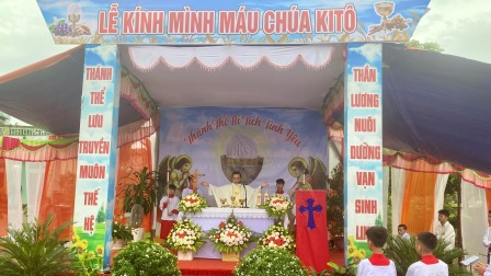 GP.Hưng Hóa - Giáo Xứ Thủy Trạm: Cử Hành Thánh Lễ Kính Mình Máu Thánh Chúa Kitô và Cung Nghinh Thánh Thể Chúa Ra Bên Ngoài