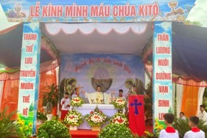 GP.Hưng Hóa - Giáo Xứ Thủy Trạm: Cử Hành Thánh Lễ Kính Mình Máu Thánh Chúa Kitô và Cung Nghinh Thánh Thể Chúa Ra Bên Ngoài