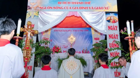 GP.Hưng Hóa - Giáo xứ Trại Vàng: Lễ Mình Máu Thánh Chúa Kitô – Rước Thánh Thể