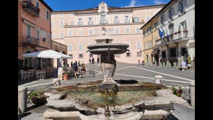 Dinh thự mùa hè của Giáo hoàng ở Castel Gandolfo