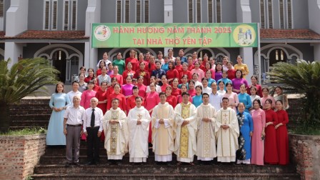 GP.Hưng Hóa - Giới Giáo chức Giáo hạt Tây Bắc Phú Thọ hành hương Năm Thánh tại Nhà thờ Yên Tập
