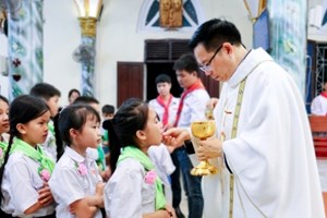 GP.Hưng Hóa - Giáo xứ Tình Lam: 77 em Thiếu nhi hân hoan Rước Lễ Lần Đầu