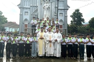 GP.Hưng Hóa - Giáo xứ Tân Quang: 30 Em Thiếu Nhi Lãnh Bí Tích Hòa Giải – Rước Lễ Lần Đầu và Hội Chợ Thiếu Nhi Với Chủ Đề “Vui Cùng Giêsu”