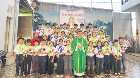 GP.Hưng Hóa - Hồng Ân Lãnh Nhận Bí Tích Rửa Tội và Rước Mình Máu Thánh Chúa Lần Đầu tại Chuẩn xứ Cửu Tích