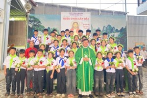 GP.Hưng Hóa - Hồng Ân Lãnh Nhận Bí Tích Rửa Tội và Rước Mình Máu Thánh Chúa Lần Đầu tại Chuẩn xứ Cửu Tích
