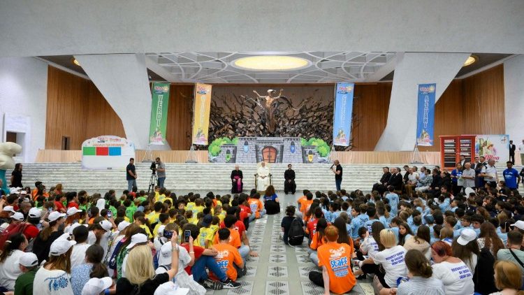 Đức Giáo hoàng mở rộng quyền lợi cho cha mẹ làm việc tại Vatican
