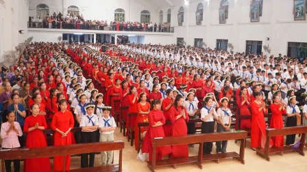 GP.Hưng Hóa - Đức Cha Đaminh Hoàng Minh Tiến Dâng Thánh Lễ Và Ban Bí Tích Thêm Sức Cho 392 Em Thiếu Nhi Giáo Xứ Hoàng Xá