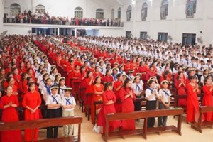GP.Hưng Hóa - Đức Cha Đaminh Hoàng Minh Tiến Dâng Thánh Lễ Và Ban Bí Tích Thêm Sức Cho 392 Em Thiếu Nhi Giáo Xứ Hoàng Xá