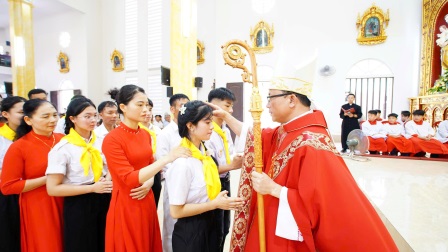 GP.Hưng Hóa - Đức Cha Phụ Tá Phaolô Nguyễn Quang Đĩnh dâng Thánh lễ và ban Bí tích Thêm Sức tại giáo xứ Bãi Dòng