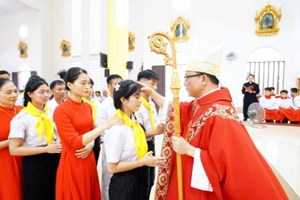 GP.Hưng Hóa - Đức Cha Phụ Tá Phaolô Nguyễn Quang Đĩnh dâng Thánh lễ và ban Bí tích Thêm Sức tại giáo xứ Bãi Dòng