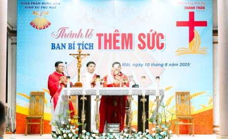 GP.Hưng Hóa - Đức cha Đaminh Hoàng Minh Tiến dâng Thánh lễ và ban Bí tích Thêm Sức cho 197 em thiếu nhi giáo xứ Trù Mật