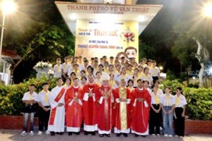 GP.Hưng Hóa - Giáo Xứ Hà Thạch: Đức Cha Phụ Tá Phaolô Nguyễn Quang Đĩnh Ban Bí Tích Thêm Sức Cho 50 Em Thiếu Nhi
