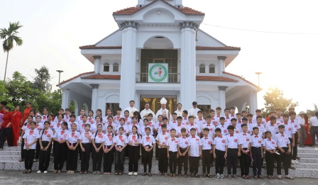 GP.Hưng Hóa - Đức Cha Đaminh Về Dâng Thánh Lễ Mừng Quan Thầy Đức Maria Hồn Xác Lên Trời Và Ban Bí Tích Thêm Sức Cho 72 Em Thiếu Nhi Tại Giáo xứ Ân Thịnh
