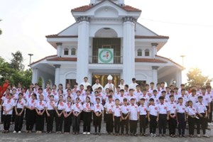 GP.Hưng Hóa - Đức Cha Đaminh Về Dâng Thánh Lễ Mừng Quan Thầy Đức Maria Hồn Xác Lên Trời Và Ban Bí Tích Thêm Sức Cho 72 Em Thiếu Nhi Tại Giáo xứ Ân Thịnh