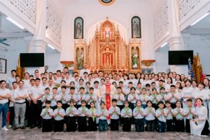 GP.Hưng Hóa - Giáo xứ Dị Nậu: Mừng Lễ Đức Mẹ Hồn Xác Lên Trời và 38 em hân hoan lãnh nhận Hồng ân Xưng tội – Rước lễ lần đầu