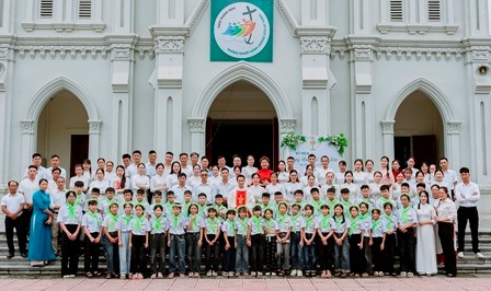 GP.Hưng Hóa - Thánh Lễ Rước Mình Thánh Chúa Lần Đầu Cho 43 Em Thiếu Nhi Tại Giáo Xứ Hạ Hiệp