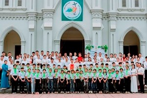 GP.Hưng Hóa - Thánh Lễ Rước Mình Thánh Chúa Lần Đầu Cho 43 Em Thiếu Nhi Tại Giáo Xứ Hạ Hiệp