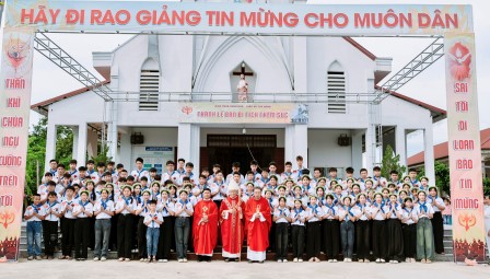 GP.Hưng Hóa - Giáo Xứ Cây Hồng: 98 Em Hân Hoan Lãnh Nhận Bí Tích Thêm Sức 