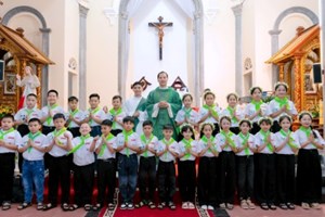 GP.Hưng Hóa - Giáo xứ Bến Thôn: 24 Em Thiếu Nhi Hân Hoan Rước Lễ Lần Đầu