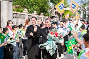 GP.Hưng Hóa - Giáo xứ Trại Vàng: Hồng ân Thêm Sức và Khai tâm Kitô giáo trong chuyến kinh lý mục vụ của Đức cha Đaminh