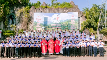 GP.Hưng Hóa - Giáo xứ Chính Tòa Sơn Lộc: 49 em thiếu nhi hân hoan lãnh nhận Bí tích Thêm Sức
