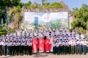 GP.Hưng Hóa - Giáo xứ Chính Tòa Sơn Lộc: 49 em thiếu nhi hân hoan lãnh nhận Bí tích Thêm Sức
