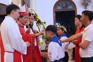 GP.Hưng Hóa - Đức Cha Đaminh Hoàng Minh Tiến Dâng Thánh Lễ và Ban Bí Tích Thêm Sức Cho 118 Em Thiếu Nhi Tại Giáo Xứ Thủy Trạm