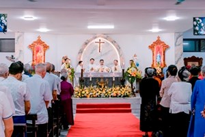 GP.Hưng Hóa - Hân Hoan và Hiệp Thông trong Thánh Lễ Quan Thầy Đức Mẹ Sầu Bi và Làm Phép Chuông Giáo Họ Chàng Sơn, Giáo Xứ Vĩnh Lộc