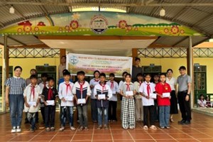 GP.Hưng Hóa - Giáo Xứ Điện Biên trao 80 suất học bổng của Hội An Bình Charity cho các em học sinh vùng cao