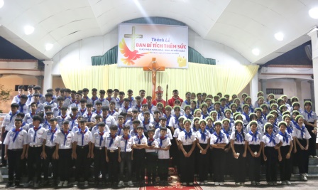 GP.Hưng Hóa - Đức Cha Đa Minh Hoàng Minh Tiến ban Bí tích Thêm Sức cho 121 em Thiếu nhi Giáo xứ Hiền Quan
