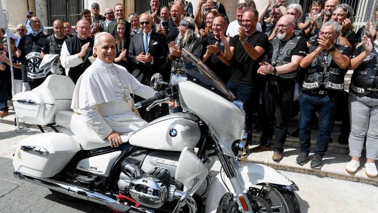 Nhóm Jesus Bikers tặng Đức Thánh Cha xe môtô đặc biệt để đấu giá giúp trẻ em Madagascar