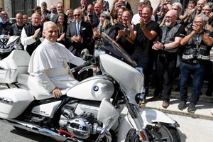 Nhóm Jesus Bikers tặng Đức Thánh Cha xe môtô đặc biệt để đấu giá giúp trẻ em Madagascar