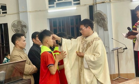 GP.Hưng Hóa - Giáo Xứ Gia Thanh Hân Hoan Mừng Bốn Tân Tòng Lãnh Nhận Bí Tích Thánh Tẩy