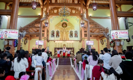 GP.Hưng Hóa - Giáo Xứ Mộc Hoàn: 120 Gia Đình Trẻ Dâng Gia Đình Trong Ngày Lễ Thánh Gia Thất 2025