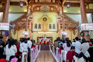 GP.Hưng Hóa - Giáo Xứ Mộc Hoàn: 120 Gia Đình Trẻ Dâng Gia Đình Trong Ngày Lễ Thánh Gia Thất 2025