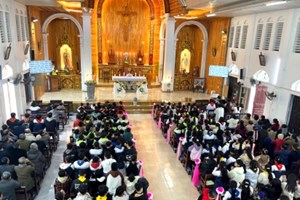 GP.Hưng Hóa - Giáo Họ Phú Châu Long Trọng Chầu Thánh Thể Thay Mặt Giáo Phận