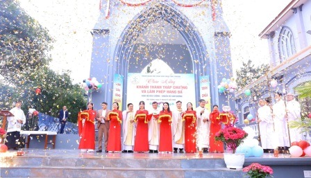 GP.Hưng Hóa - Đức Cha Phaolô Nguyễn Quang Đĩnh Làm Phép Hang Đá Và Cắt Băng Khánh Thành Tháp Chuông Giáo Họ Bắc Cường